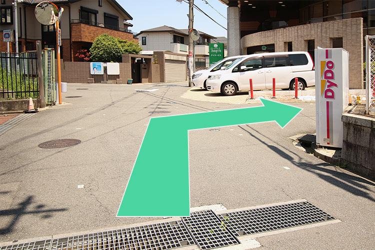 右折し駐車場へ